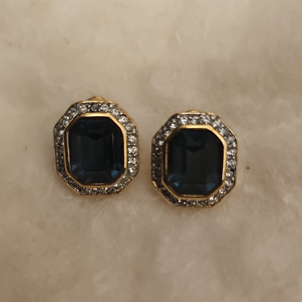 VINTAGE Elegant Gold and Blue Stud Earrings